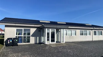 Kontorlokaler med plads til lettere produktion udlejes