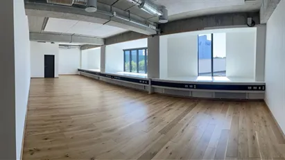 Nyrenoveret kontor med havneudsigt