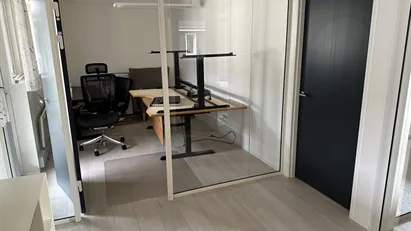 Eget kontor med plads til flere skrivebordspladser