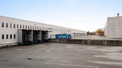 Højloftet lagerlejemål 26 porte og effektivt lasteområde