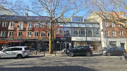 Klinik- eller kontorlokale i moderne ejendom