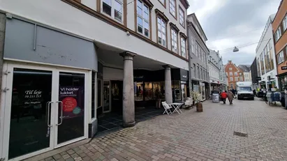YDERST VELBELIGGENDE BUTIKSLEJEMÅL