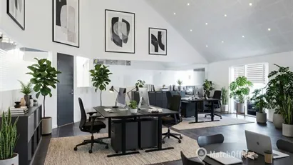 Yderst indbydende lager med højt til loftet samt et lille kontor