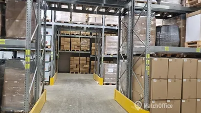 Lagerbygning med porte og ramper udlejes