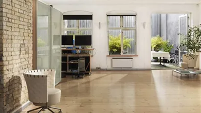 VI SØGER NY LEJER TIL ET HYGGELIGT KONTORFÆLLESSKAB I AARHUS C