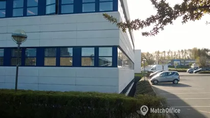 Godt kælderkontor med vindue