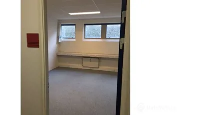 Godt kælderkontor med vindue