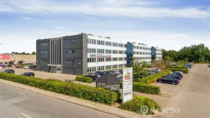 Storrumskontor samt ét mødelokale Storrumskontor samt ét mødelokale