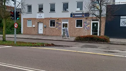 1. sals lejemål med 7 rum + køkken og toilet. trænger til maling efter sidste lejer.