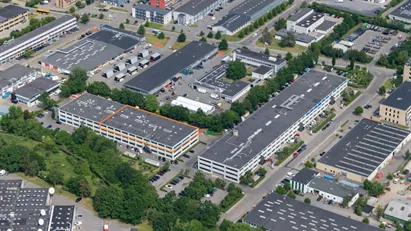 Kontorlejemål med skønt lysindfald og hyggelig have lige ude for døren