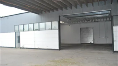 Stor lagerhal med stor bred port